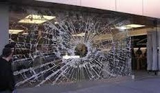 Bris de glace au niveau d'une vitrine