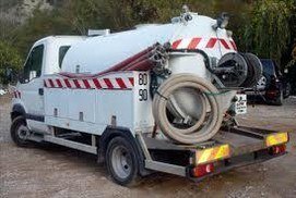 Un camion hydrocureur