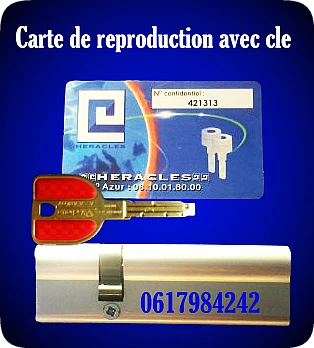 Une clé et sa carte de reproduction