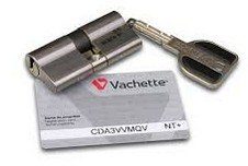 Une clé avec sa carte de propriété