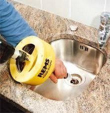 Débouchage d'évier au furet électrique par un plombier à Paris